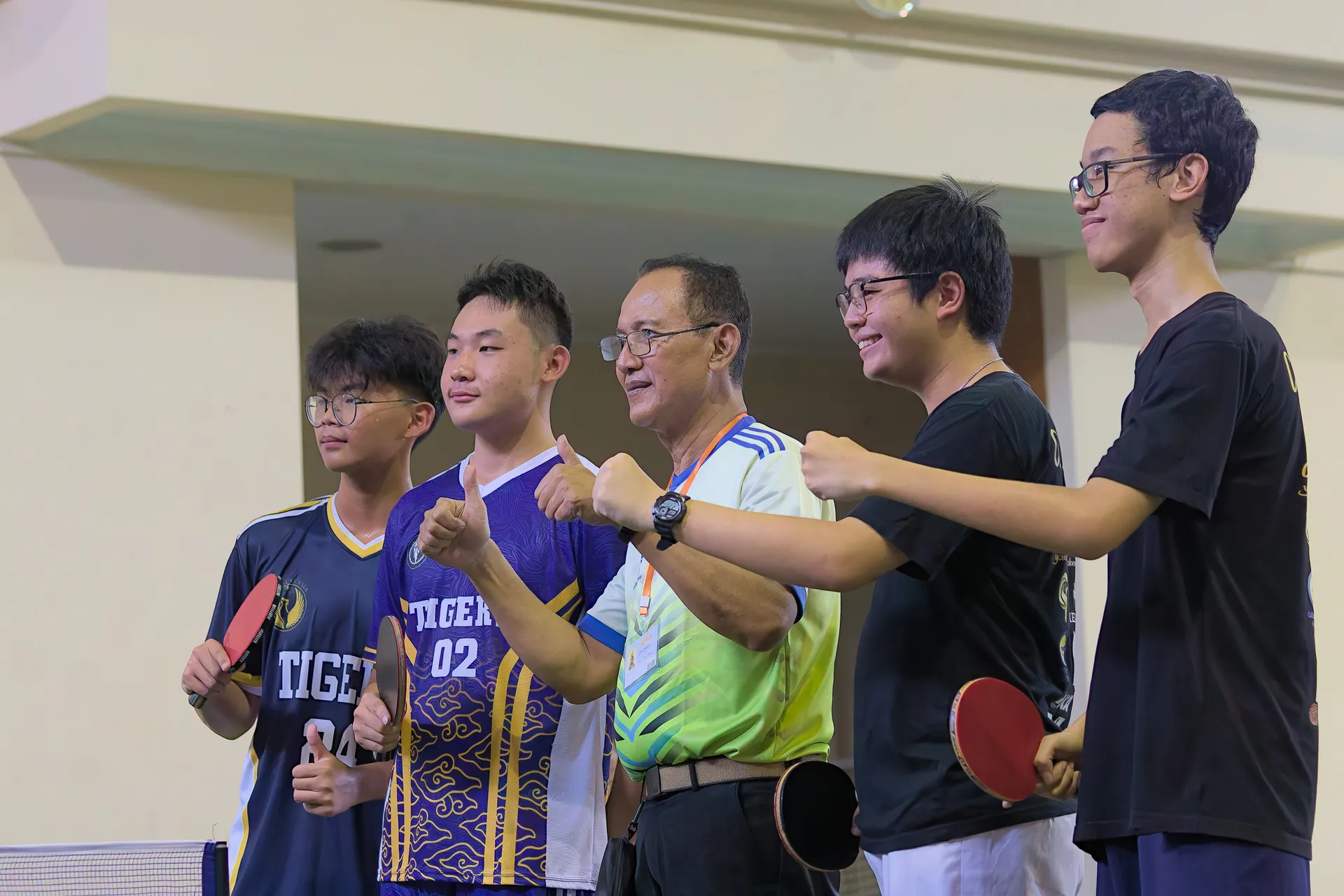 Foto bersama setelah pertandingan tenis meja