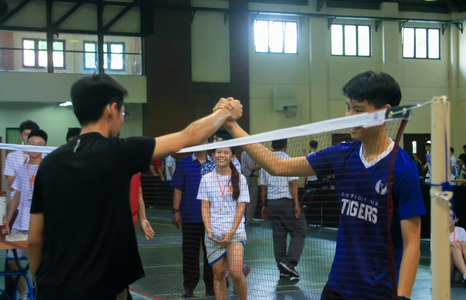 Pemain bulu tangkis menjunjung sportivitas