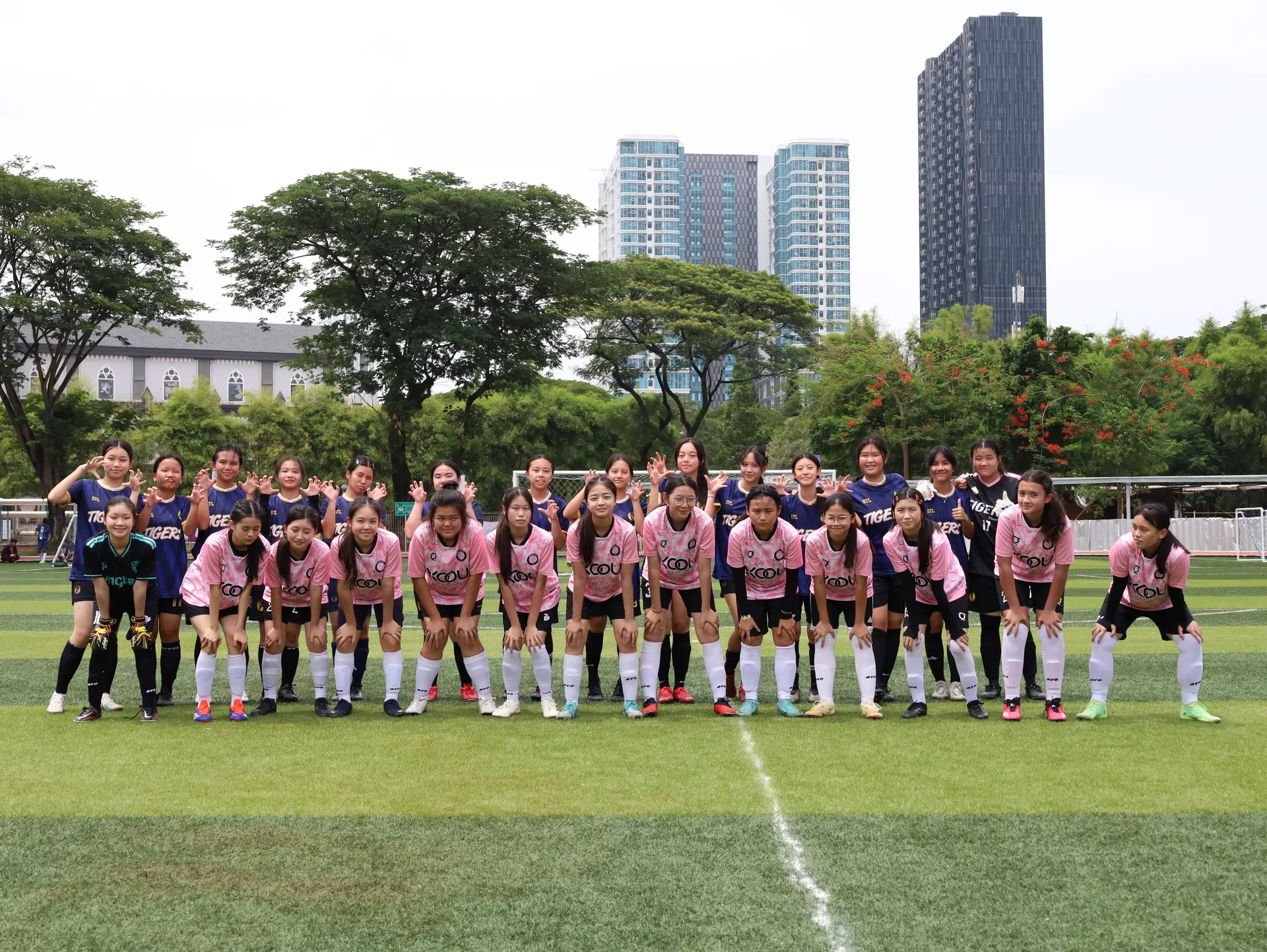 Foto bersama setelah pertandingan speak bola