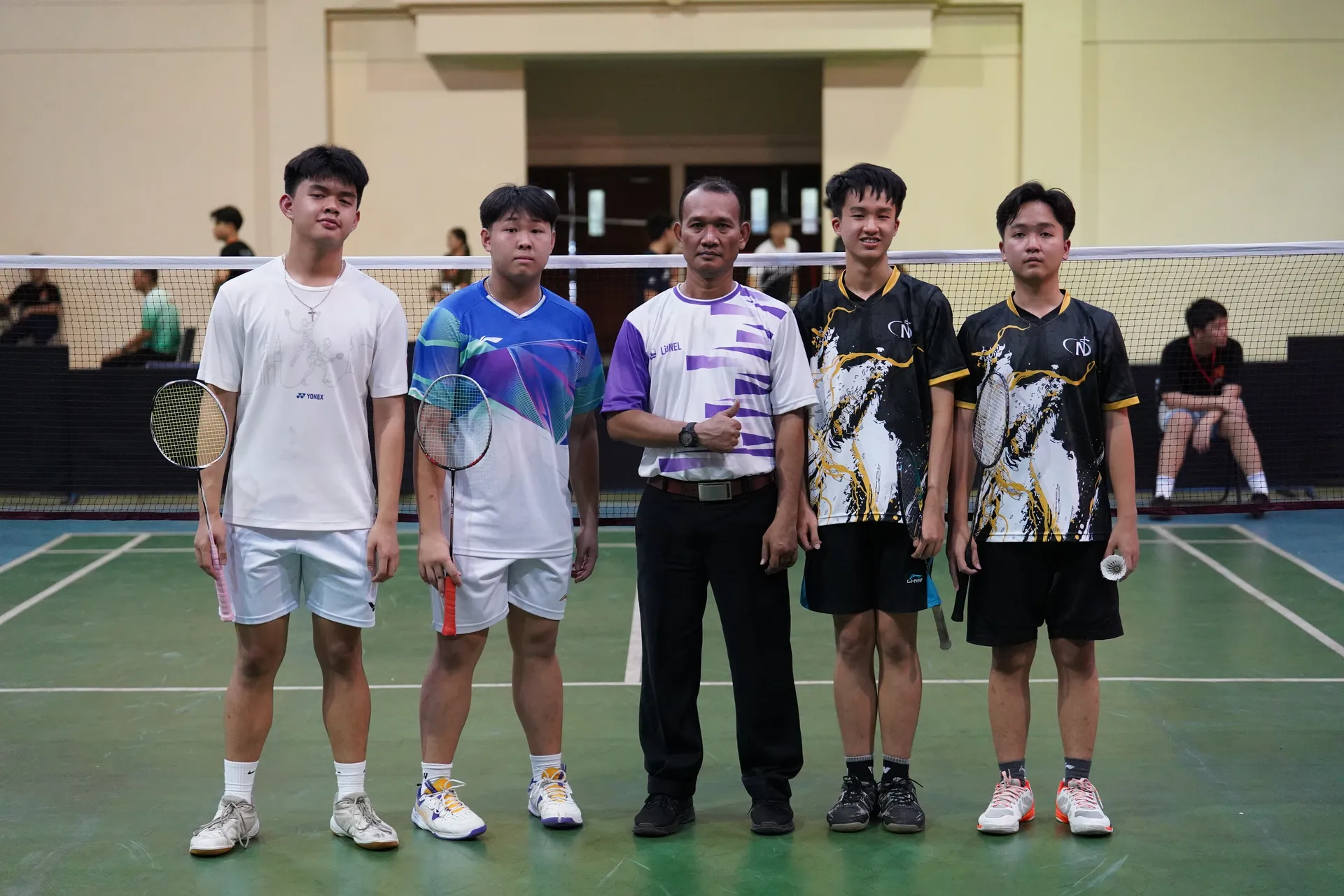 Pemain bulu tangkis berfoto bersama setelah pertandingan