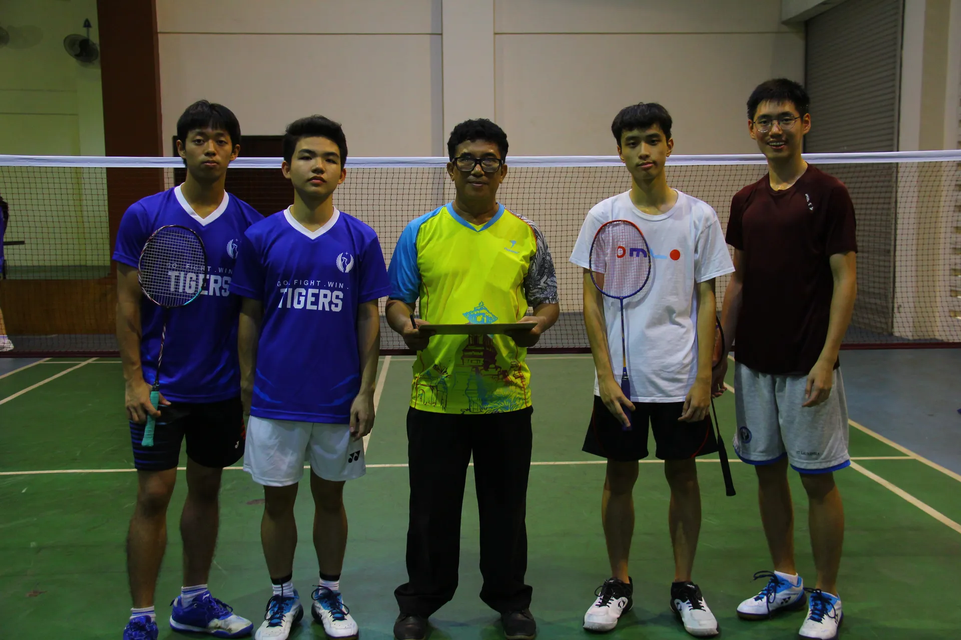 Pemain bulu tangkis berfoto bersama setelah pertandingan